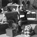 Weltreisende Marlotte Aue beim Gepäckcheck in Indien (1958)