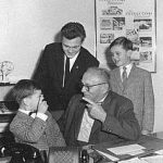 Hans Glas mit seinen Enkeln Enkeln Toni, Hans und Andreas... (1960)